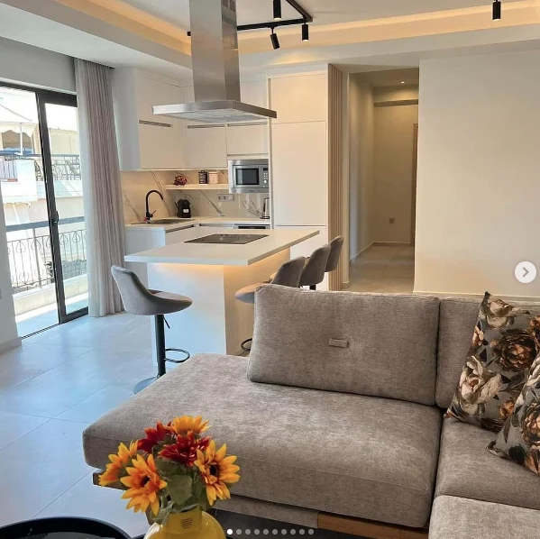 Εσωτερικοί χώροι & λεπτομέρειες / Interiors & details